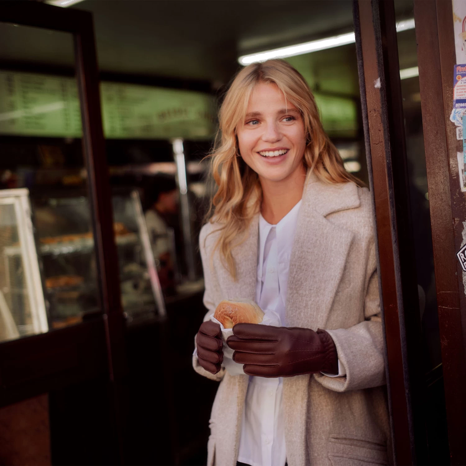Women’s Three-Point Cashmere-Lined Deerskin Leather Gloves With Cashmere Cuffs 2 Women’s Three-Point Cashmere-Lined Deerskin Leather Gloves With Cashmere Cuffs - Image 2